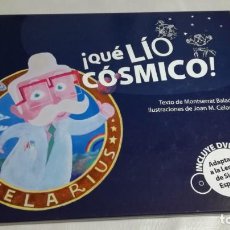 Libros de segunda mano: QUE LIO COSMICO ! - COLECCIÓN CARAMBUCO - ADAPTADO LENGUA SIGNOS ESPAÑOLA + DVD