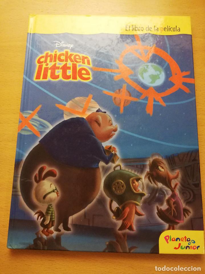 Libros de segunda mano: EL LIBRO DE LA PEL&Iacute;CULA (DISNEY) CHICKEN LITTLE - Foto 1
