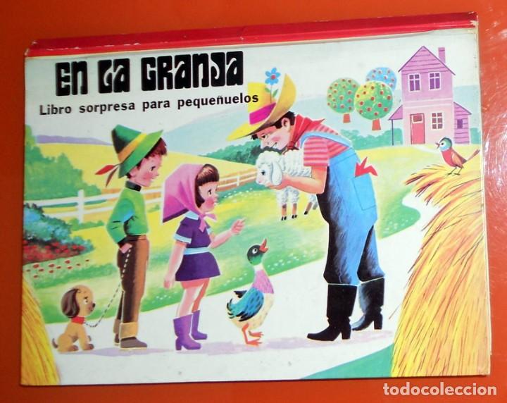 Libros de segunda mano: CUENTO TROQUELADO ANTIGUO A&ntilde;os 60 POP UP DESPLEGABLE 3D EN LA GRANJA EDICIONES STOCK 6 ESCENARIOS