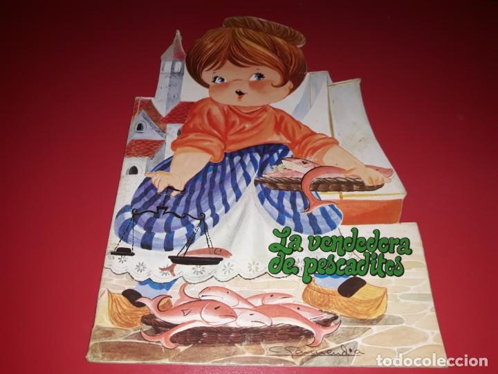 Libros de segunda mano: Cuento Troquelado La Vendedora de Pescaditos Editorial Colon 1970 - Foto 2