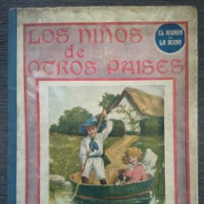 Libros de segunda mano: LOS NIÑOS DE OTROS PAÍSES. HAMER, RAMON SOPENA. 50 GRABADOS. CIRCA 1940. 26 X 19 CM. 66 PGS