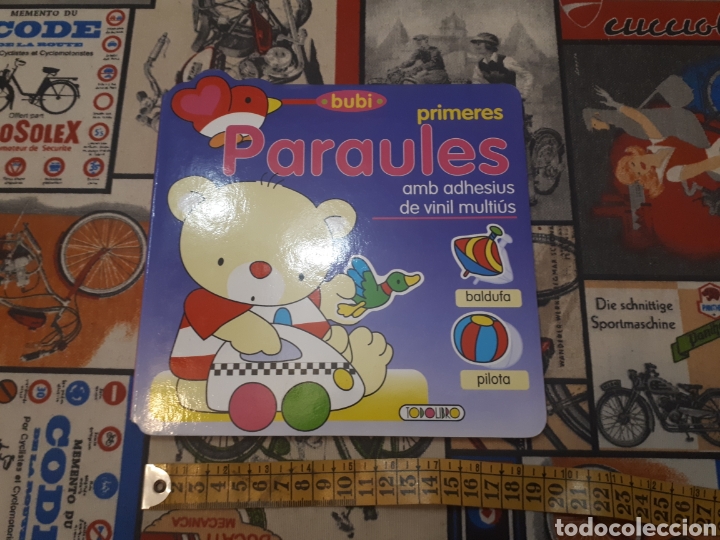 Primeres paraules amb adhesius de vinils multi&uacute;s