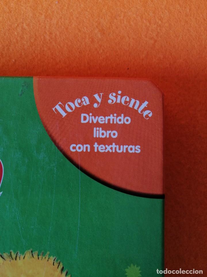 Libros de segunda mano: CUENTO INFANTIL -EN LA GRANJA- TOCA Y SIENTE (con texturas). - Foto 3