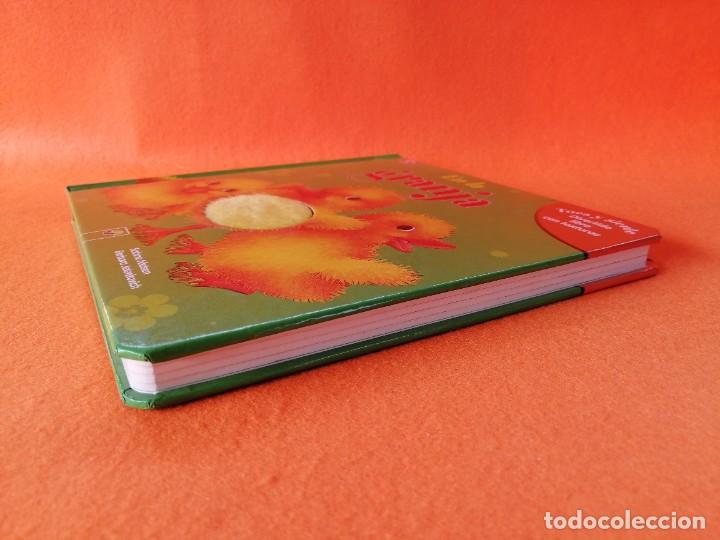 Libros de segunda mano: CUENTO INFANTIL -EN LA GRANJA- TOCA Y SIENTE (con texturas). - Foto 6