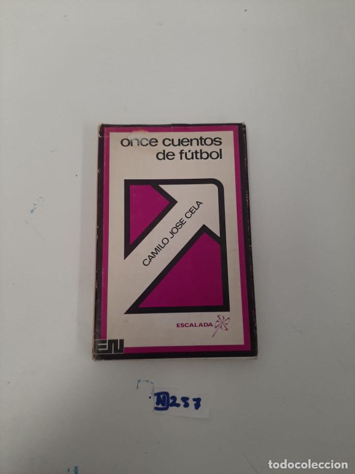 Libros de segunda mano: Once cuentos de f&uacute;tbol - Foto 1