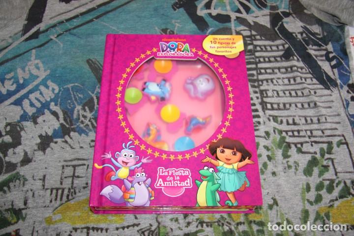 Libri di seconda mano: ⭐️Dora la Exploradora - La Fiesta de la Amistad - Cuento con 10 Figuras de tus Personajes Favoritos⭐