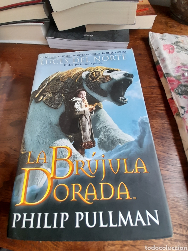 Libros de segunda mano: La br&uacute;jula dorada. Luces del Norte. Philip Pullman - Foto 1