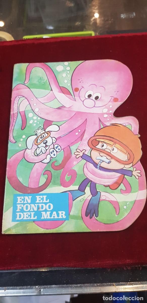 Libros de segunda mano: Cuento infantil troquelado en el fondo del mar mil novecientos sesenta y nueve ediciones plancton