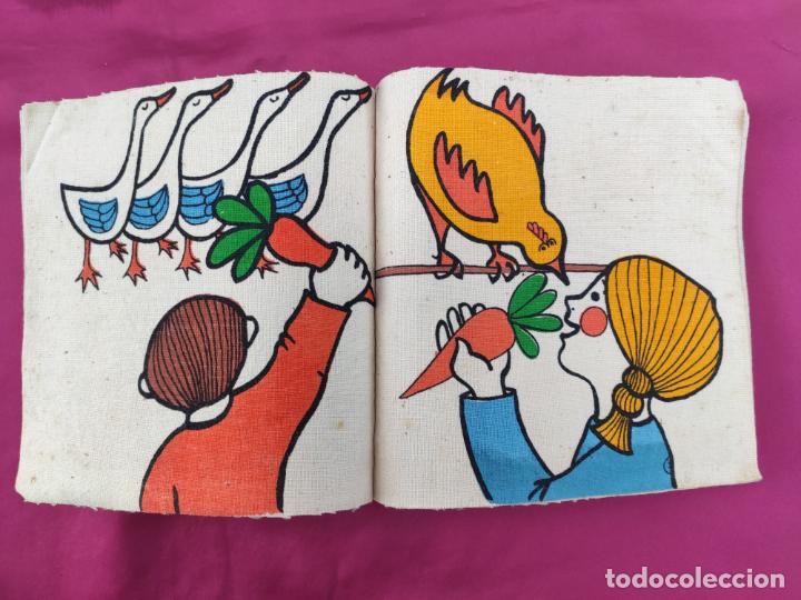 Libros de segunda mano: QUI SE LA MENJAR&Agrave;?. CONTE DE ROBA, EN CATAL&Agrave; - Foto 2