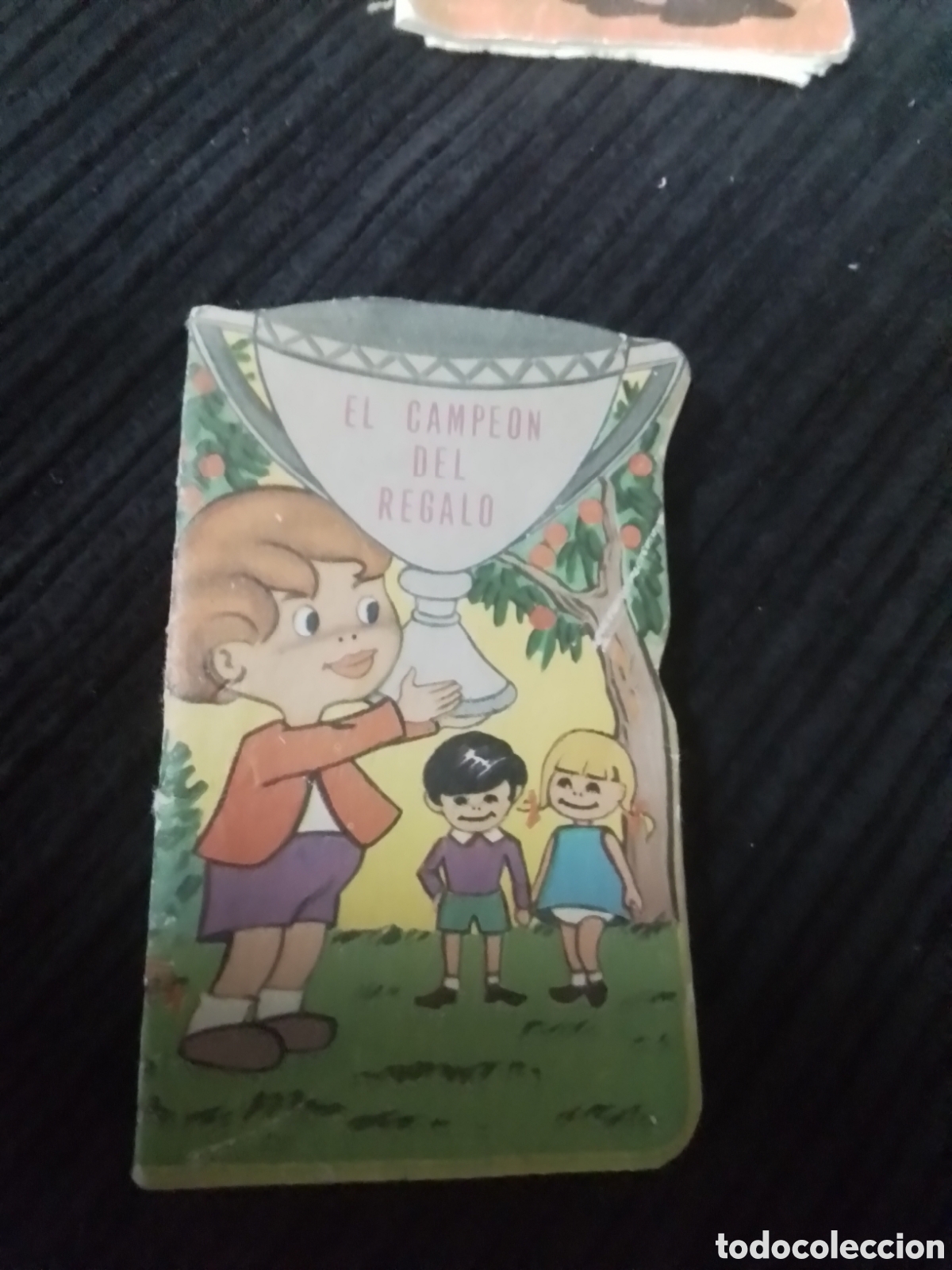 Libros de segunda mano: Mini cuento troquelado - El campe&oacute;n del regalo - 1969
