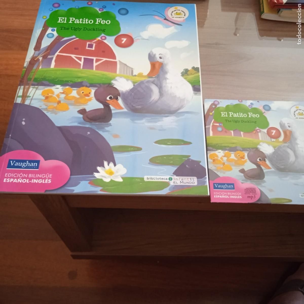 Libros de segunda mano: Vaugham Systems. Cuento y CD en ingl&eacute;s y espa&ntilde;ol. El patito feo - Foto 1