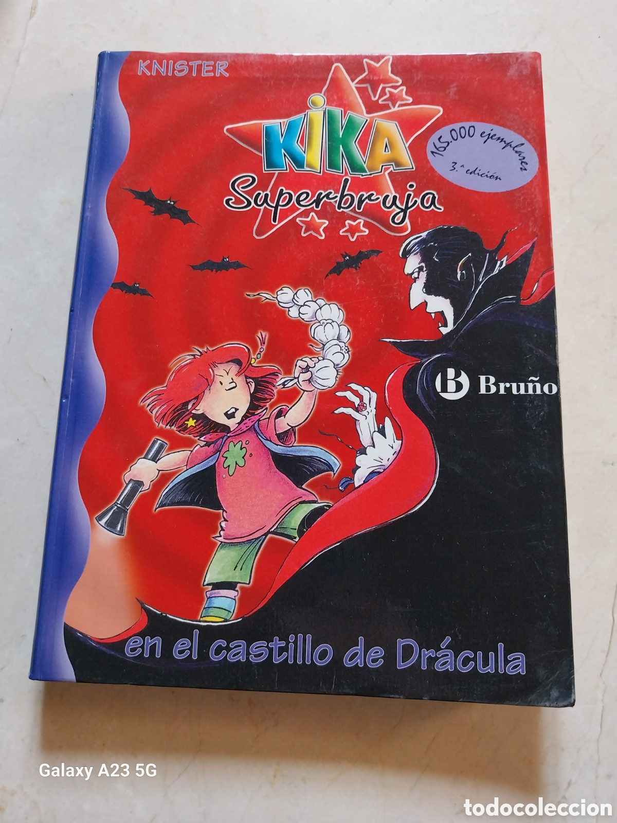 Libros de segunda mano: KIKA SUPERBRUJA . EN EL CASTILLO DE DRACULA . KNISTER . BRU&Ntilde;O - Foto 1