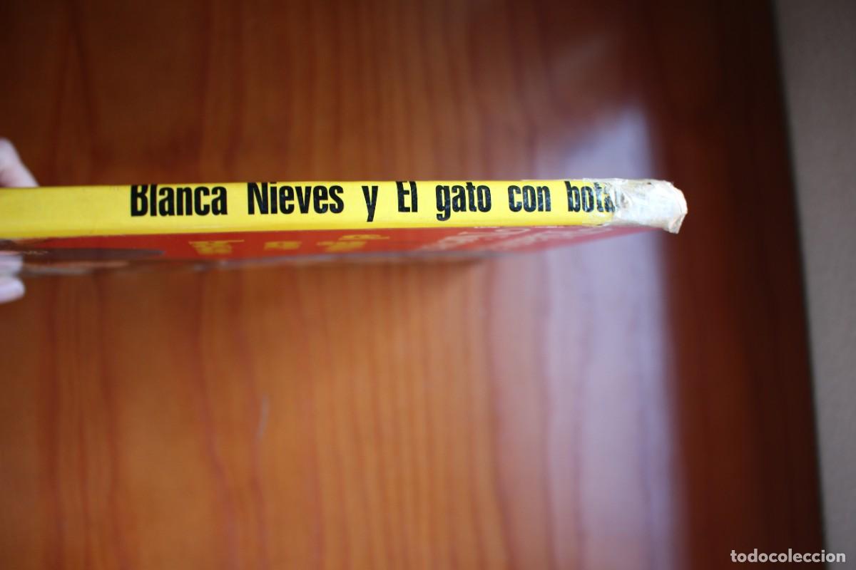 Libros de segunda mano: Blancanieves y El gato con botas. Laida. 1972. - Foto 4