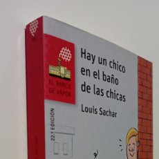 Libros de segunda mano: HAY UN CHICO EN EL BAÑO DE LAS CHICAS (EL BARCO DE VAPOR) Nº 161 - LOUIS SACHAR