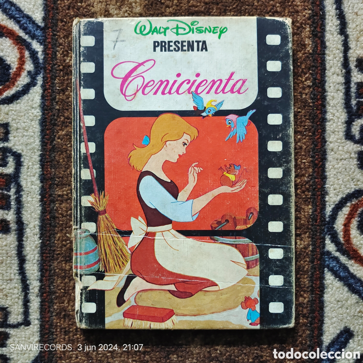 Libros de segunda mano: WALT DISNEY PRESENTA: CENICIENTA (CLUB INTERNACIONAL DEL LIBRO) - Foto 1