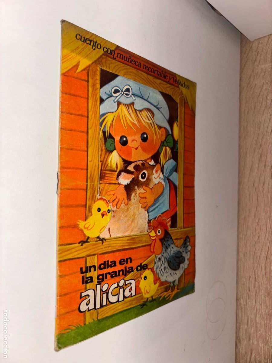 Libros de segunda mano: UNA DIA EN LA GRANJA DE ALICIA / CUENTO CON MU&Ntilde;ECA RECORTABLE Y VESTIDOS N&ordm; 6 / SEMIC A&Ntilde;O 1970