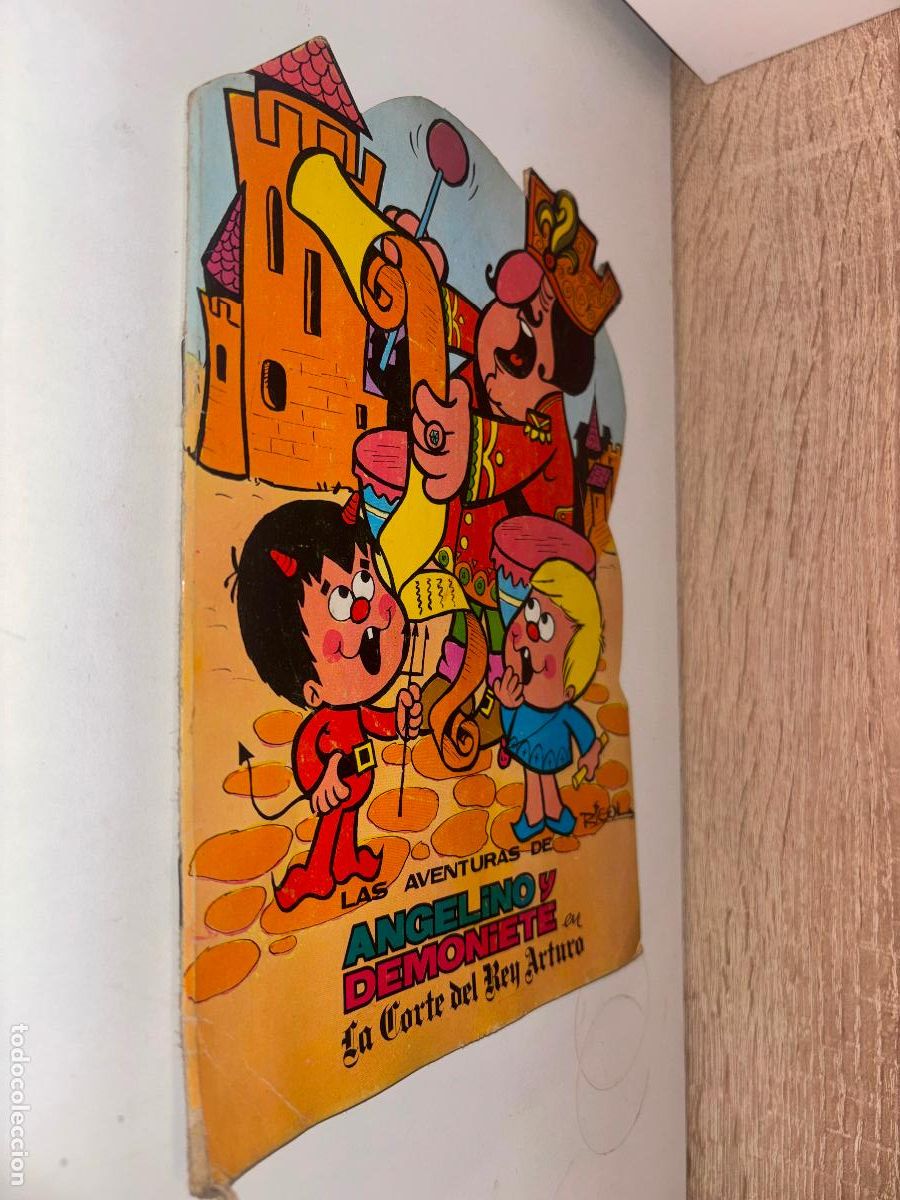 Libros de segunda mano: LAS AVENTURAS DE ANGELINO Y DEMONIETE EN LA CORTE DEL REY ARTURO TROQUELADO ED PUNTO 1969