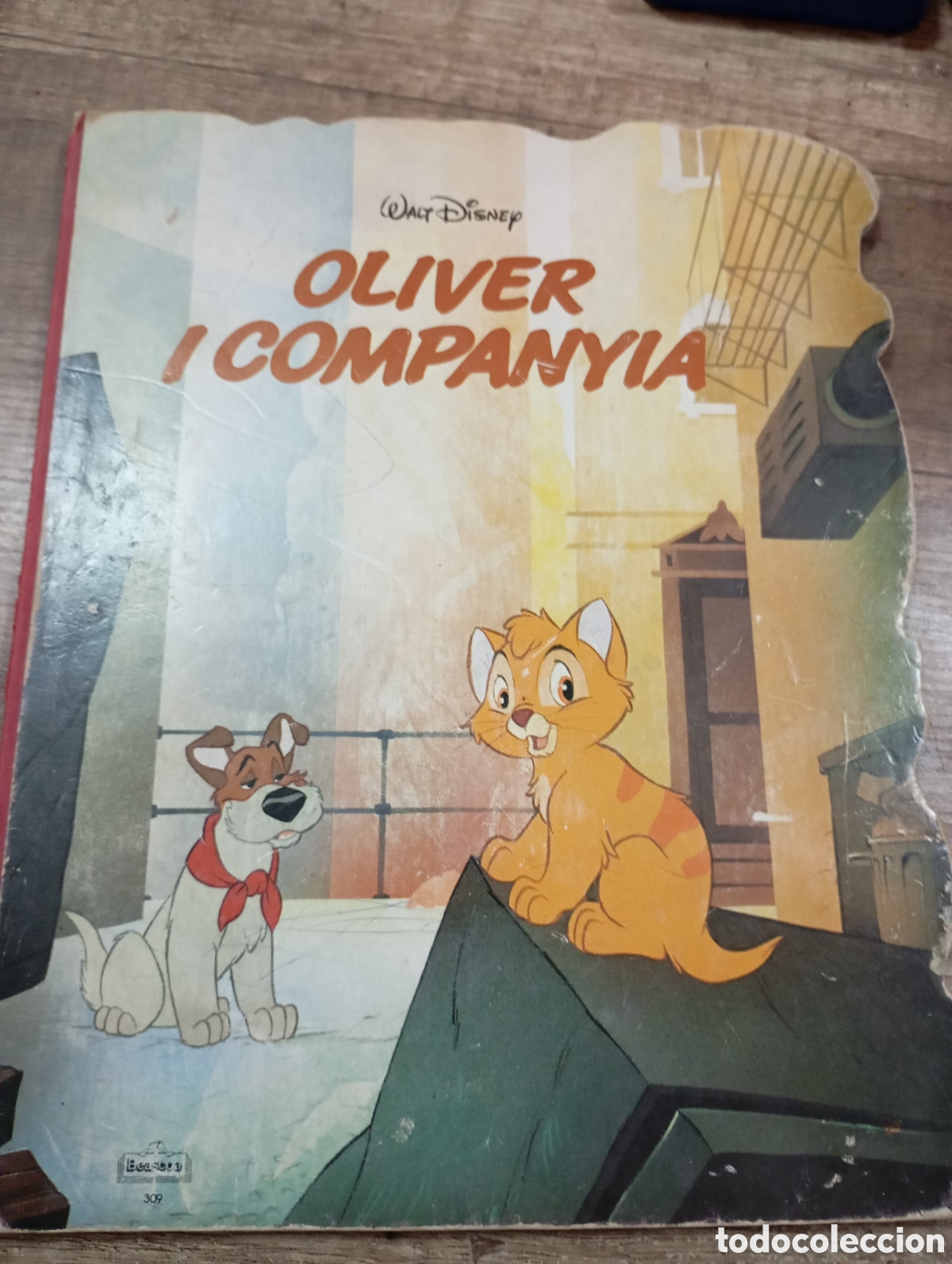 Libros de segunda mano: Cuento troquelado Oliver i Companyia. Walt Disney. ( Texto catalan )1989