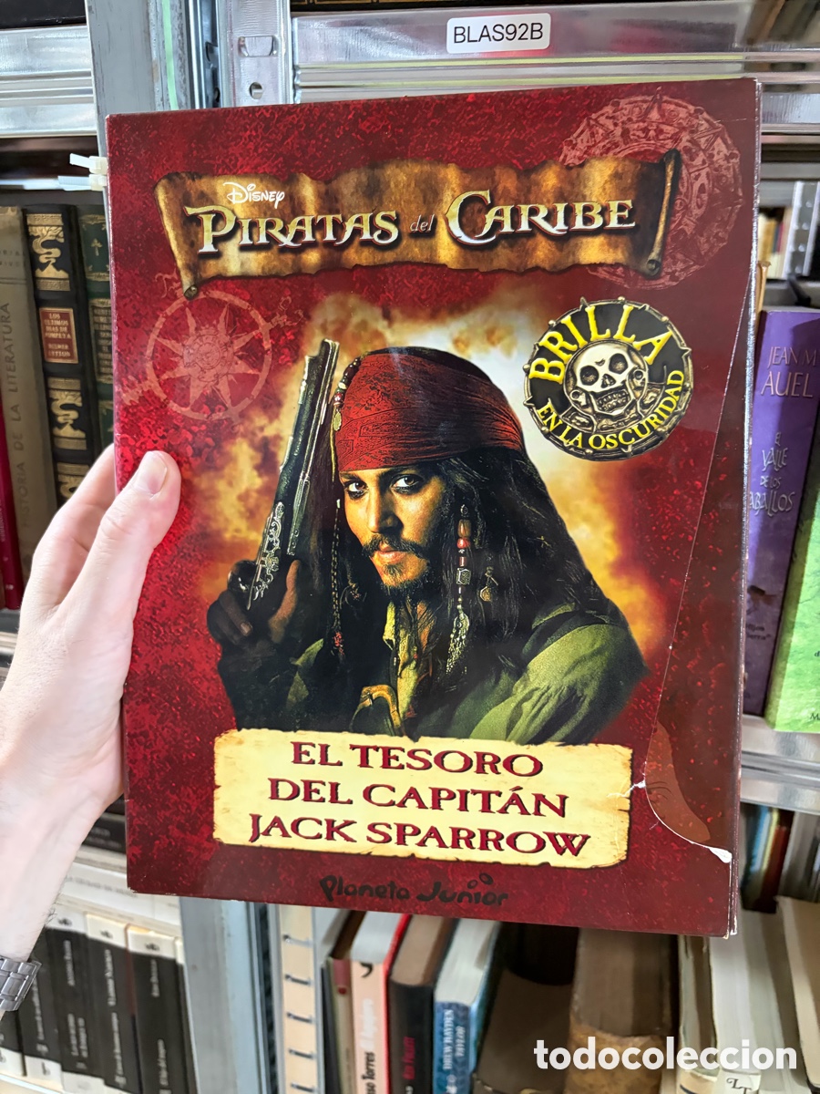 Livros em segunda m&atilde;o: BLAS92B EL TESORO DEL CAPIT&Aacute;N JACK SPARROW con pegatinas y figuras de carton