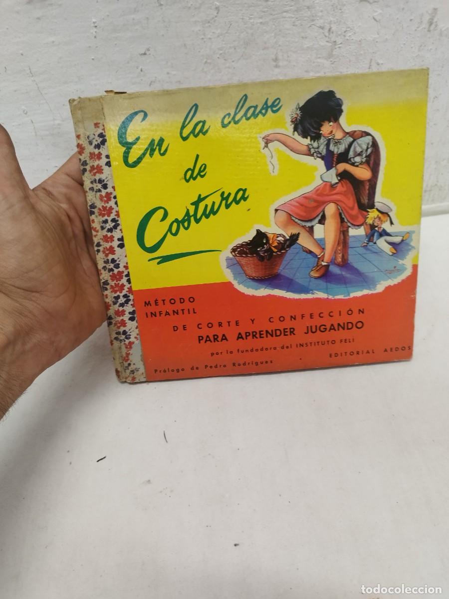Libros de segunda mano: Libro Infantil - En La Clase de Costura/M&eacute;todo Infantil de Corte y Confecci&oacute;n - Ed. Aedos 1956 1&ordf; ed