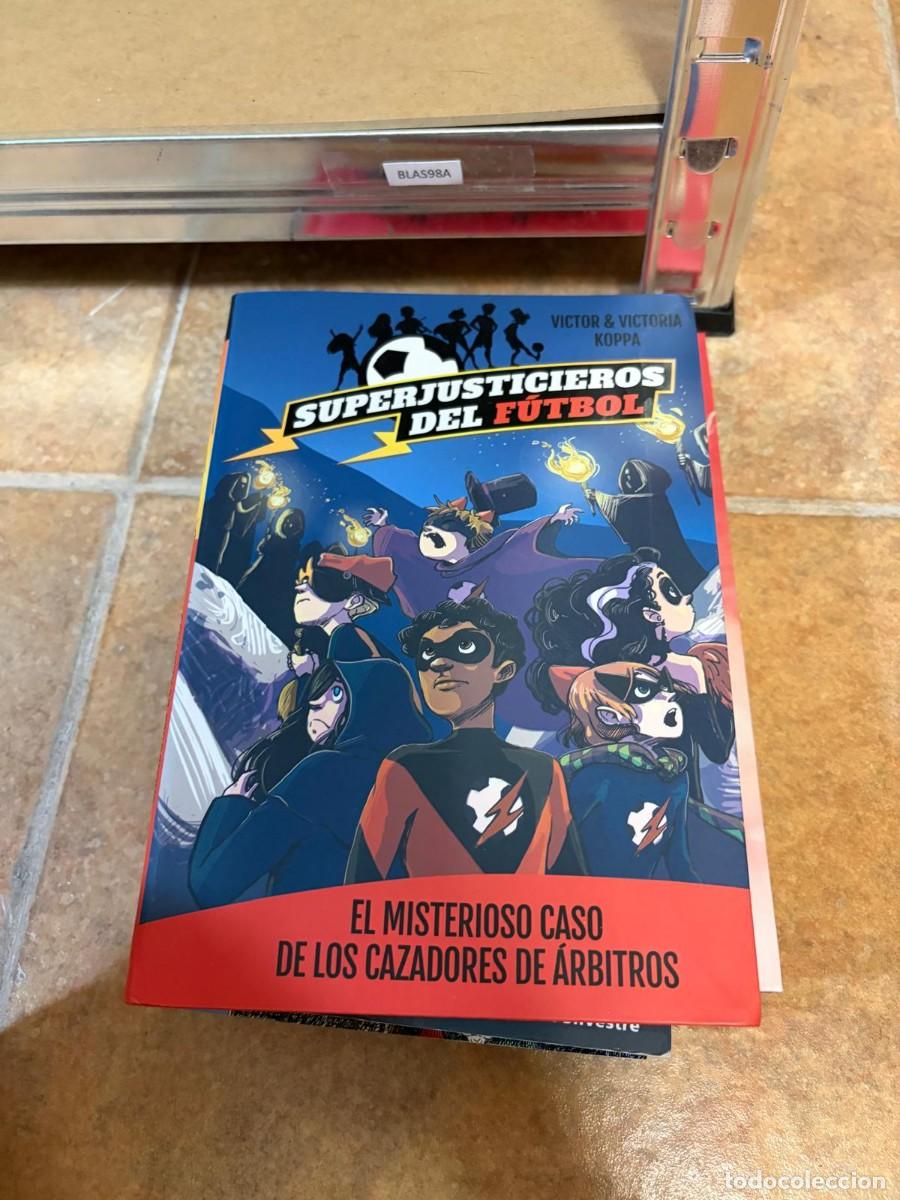 Libros de segunda mano: BLAS98A SUPERJUSTICIEROS DEL FUTBOL EL MISTERIOSO CASO DE LOS CAZADORES DE &Aacute;RBITROS