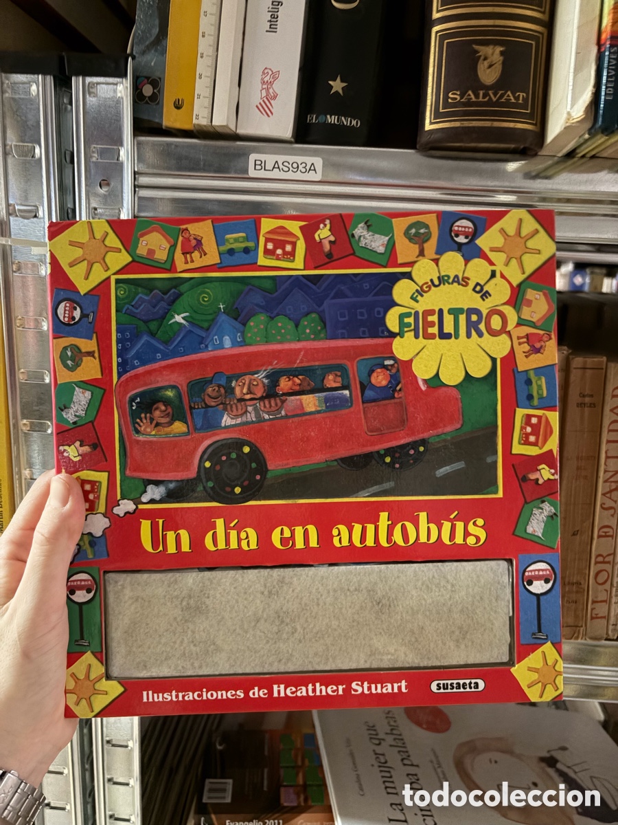 Libros de segunda mano: BLAS93A un d&iacute;a en autob&uacute;s. Libro en carton&eacute; con fieltro y piezas de velcro