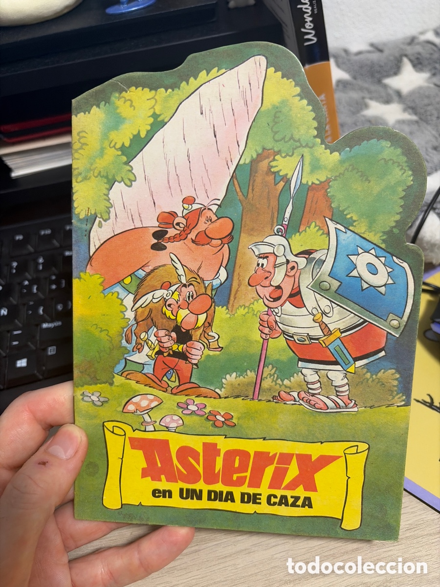 Libros de segunda mano: COMIC2 CUENTO TROQUELADO BRUGUERA ASTERIX 20CM X JAN (SUPERLOPEZ SUPER LOPEZ) EN UN DIA DE CAZA