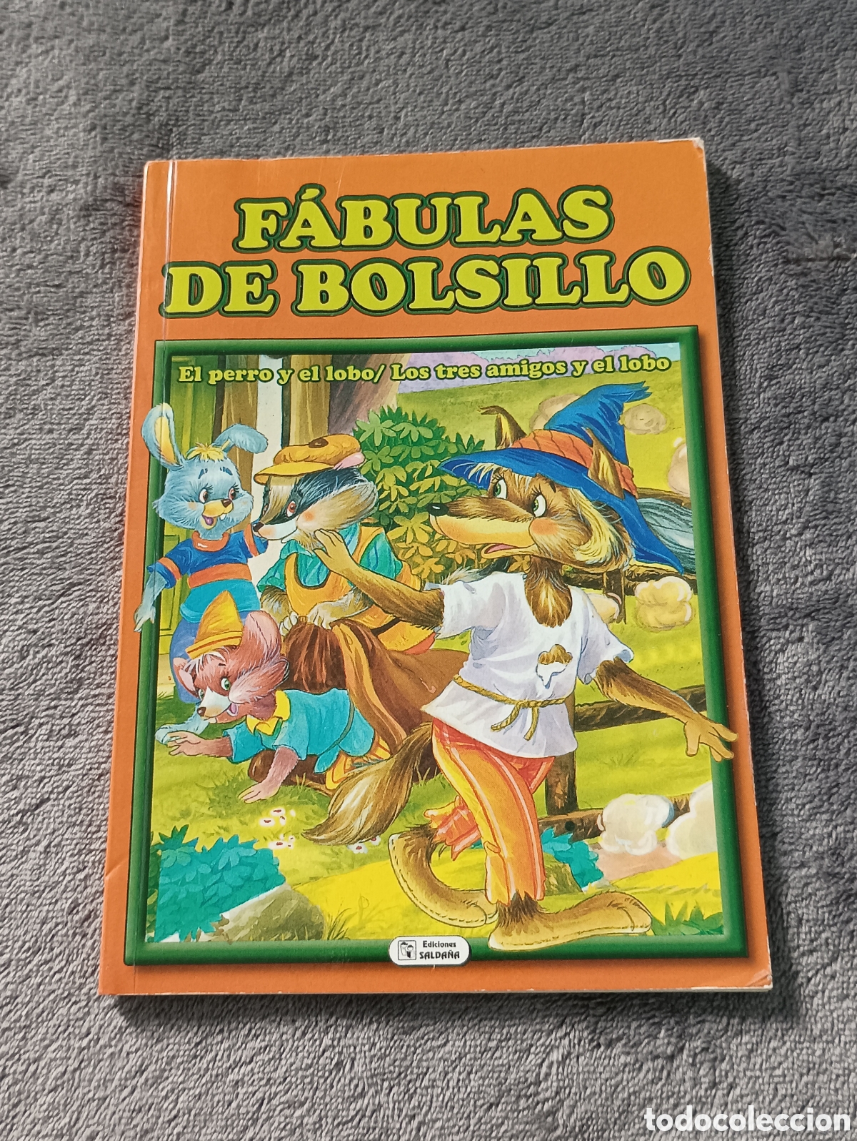 Libros de segunda mano: Libro F&Aacute;BULAS DE BOLSILLO: El perro y el lobo / Los tres amigos y el lobo. Ed. Salda&ntilde;a. Buen estado.