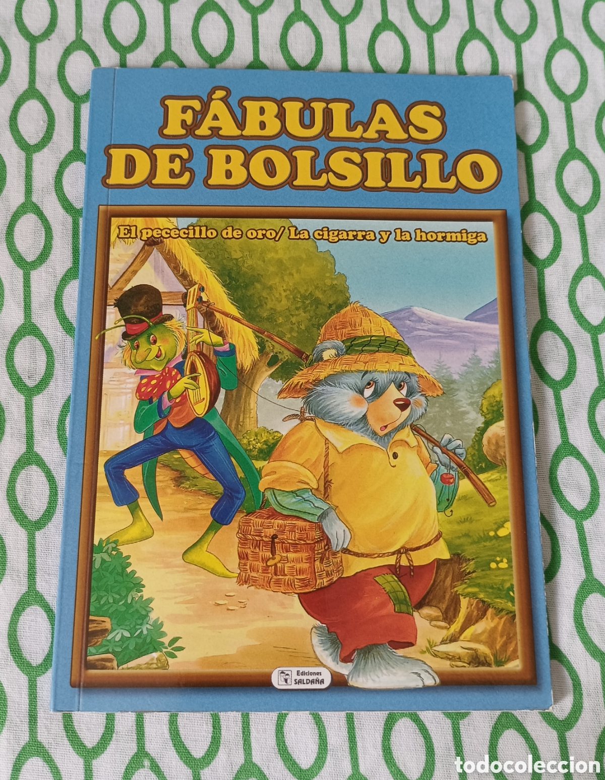 Libros de segunda mano: Libro F&Aacute;BULAS DE BOLSILLO: El pececillo de oro / La cigarra y la hormiga. Ed. Salda&ntilde;a. Buen estado.