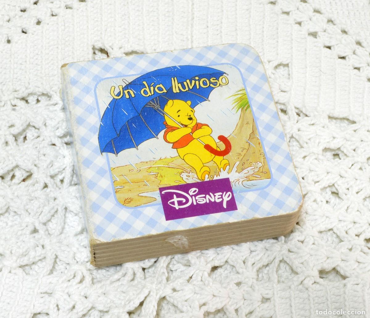 Libros de segunda mano: Mini libro de cart&oacute;n Winnie the Pooh &rdquo;Un d&iacute;a lluvioso&rdquo; Disney 2005