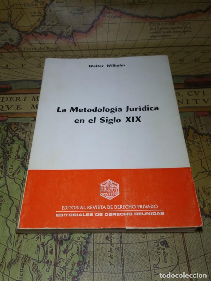 Libri di seconda mano: LA METODOLOG&Iacute;A JUR&Iacute;DICA EN EL SIGLO XIX. WALTER WILHELM. EDERSA 1980.