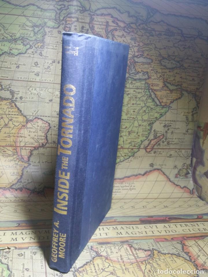 Libros de segunda mano: INSIDE THE TORNADO. GEOFFREY A. MOORE. 1&ordf; EDICI&Oacute;N 1995. - Foto 2
