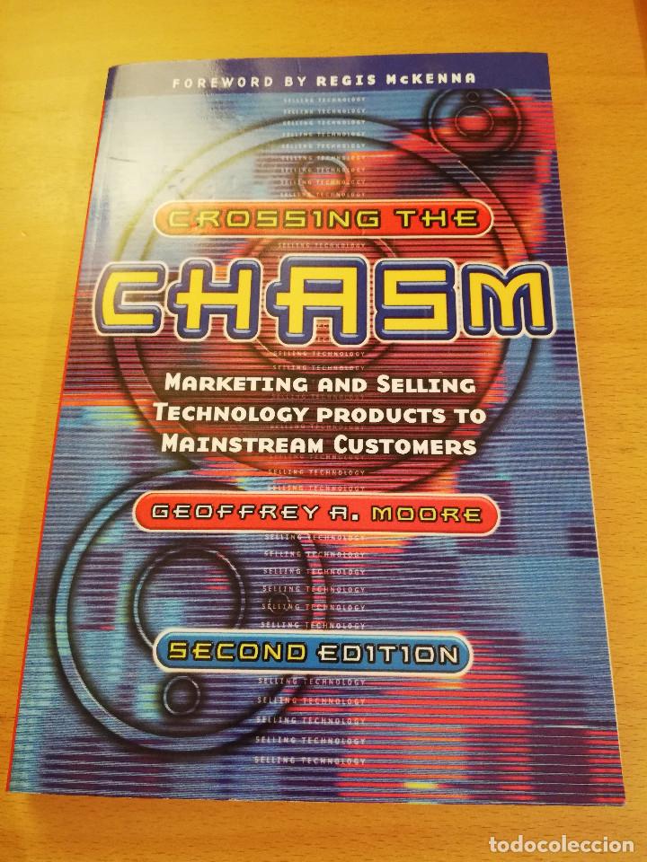Libros de segunda mano: CROSSING THE CHASM (GEOFFREY A. MOORE) - Foto 1