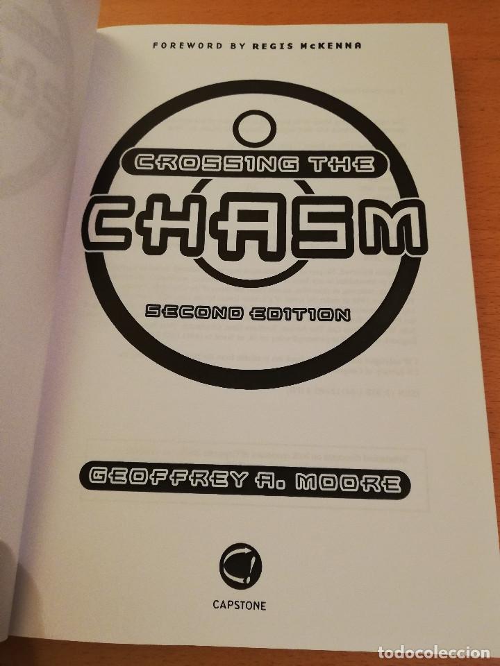 Libros de segunda mano: CROSSING THE CHASM (GEOFFREY A. MOORE) - Foto 2