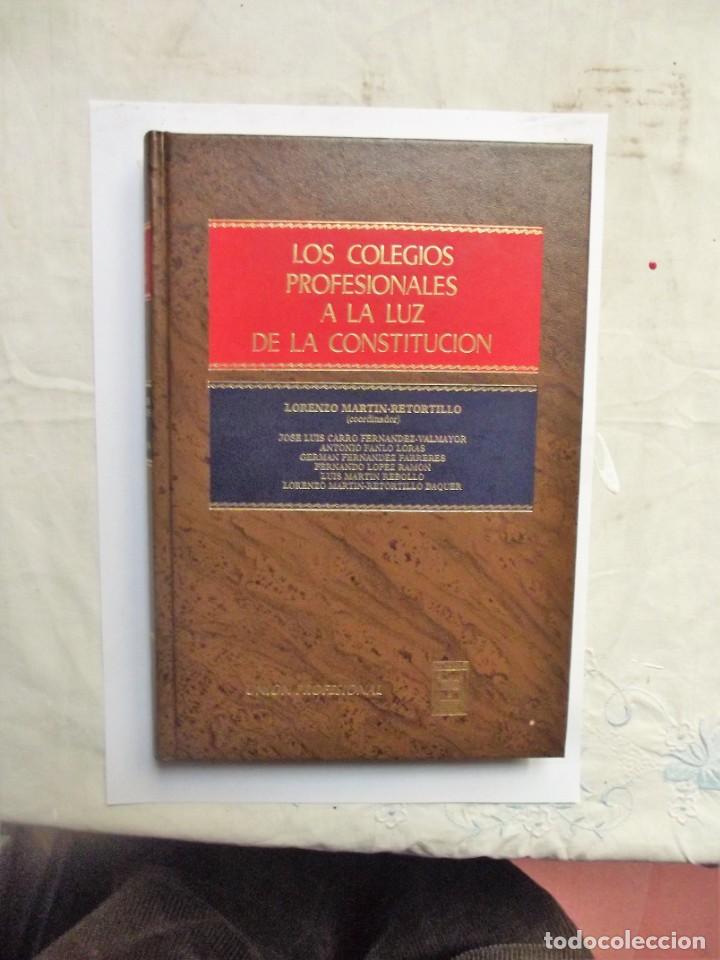 Libri di seconda mano: LOS COLEGIOS PROFESIONALES A LA LUZ DE LA CONSTITUCION