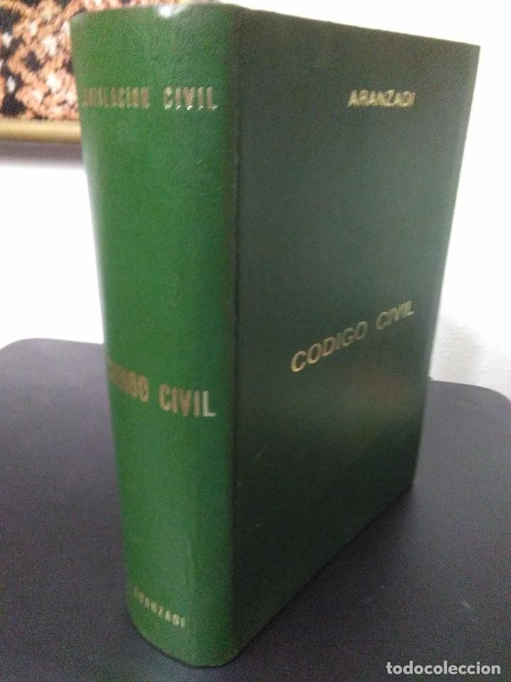Libros de segunda mano: C&oacute;digo Civil / Aranzadi 1973 - Foto 1