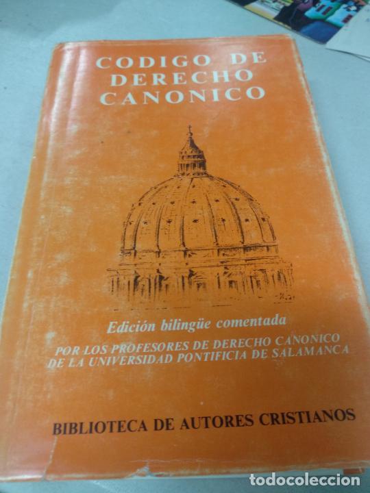 Libros de segunda mano: codigo de derecho canonico , edici&oacute;n biling&uuml;e comentada BAC - Foto 1