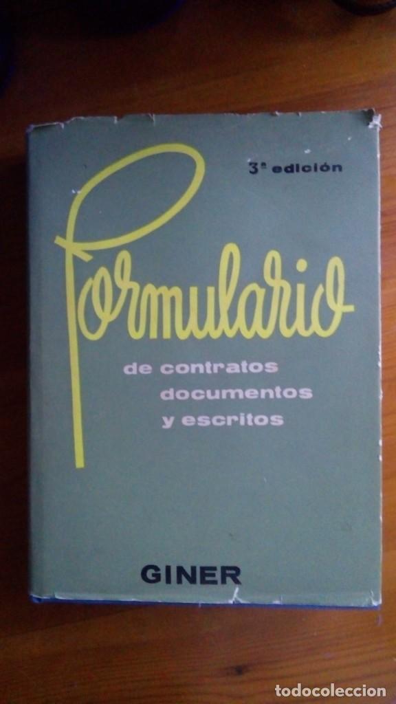 Libros de segunda mano: Formulario de contratos, documentos y escritos. Edit.: Giner. - Foto 1