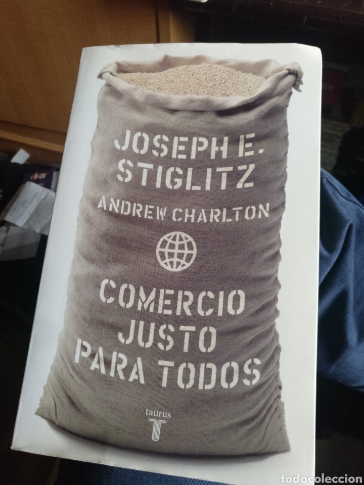 Libros de segunda mano: Comercio Justo para todos. Taurus 2007 - Foto 1