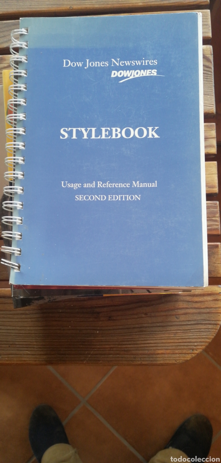 Gebrauchte B&uuml;cher: Dow Jones Newswires Stylebook. Usage and reference Manual. 1999 2a edici&oacute;n. In 4 234 pp cuaderno de