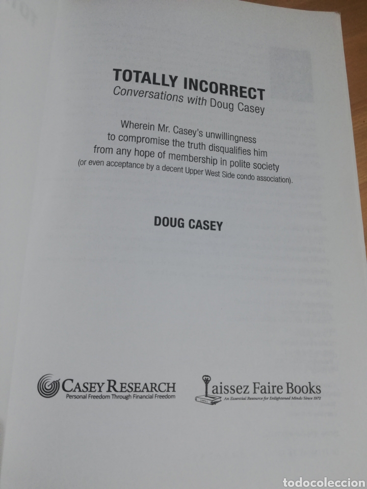 Libros de segunda mano: TOTALLY INCORRECT. CONVERSATIONS WITH DOUG CASEY - Foto 2