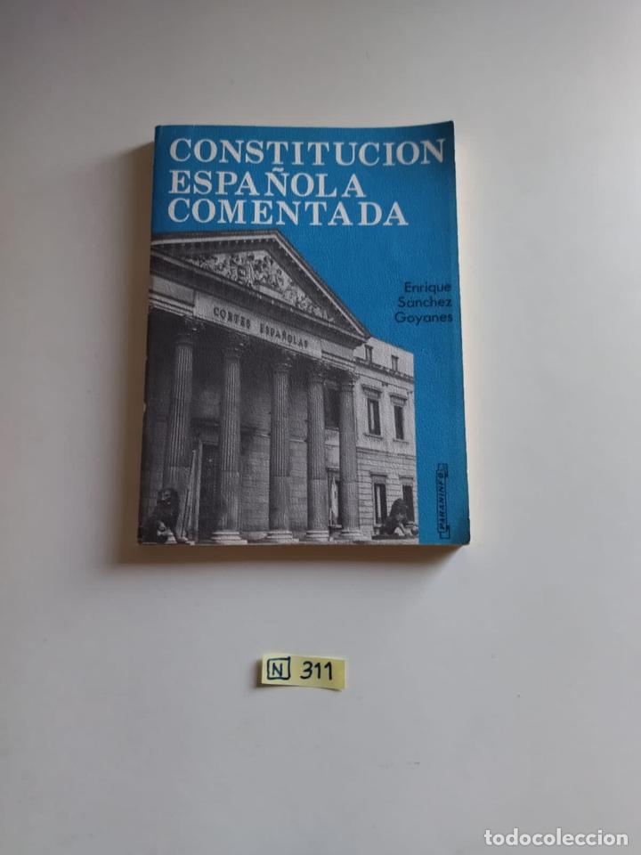 Libros de segunda mano: Constituci&oacute;n Espa&ntilde;ola comentada - Foto 1