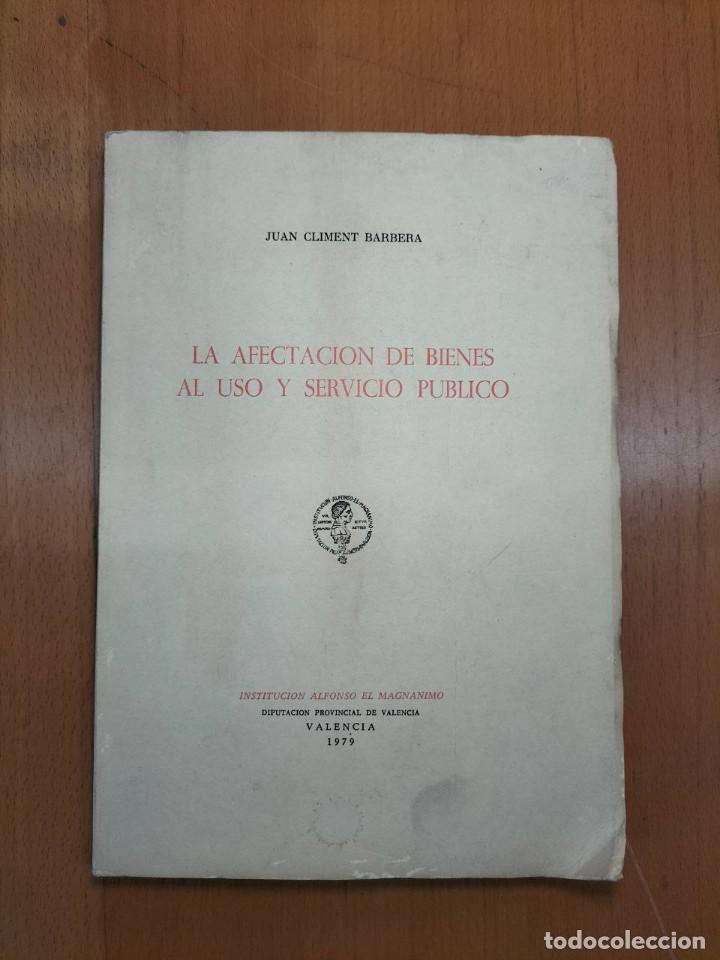 Libri di seconda mano: LA AFECTACI&Oacute;N DE BIENES AL USO Y SERVICIO P&Uacute;BLICO de Juan Climent Barber&aacute;