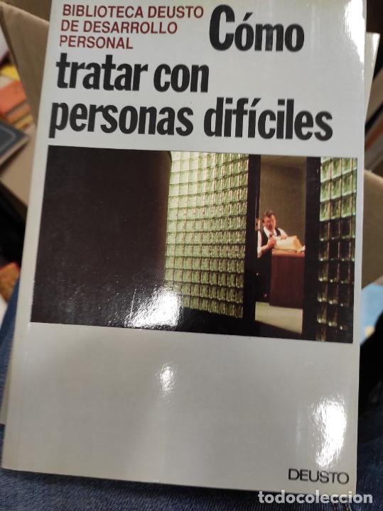 Libros de segunda mano: C&Oacute;MO TRATAR CON PERSONAS DIF&Iacute;CILES. DEUSTO - Foto 1