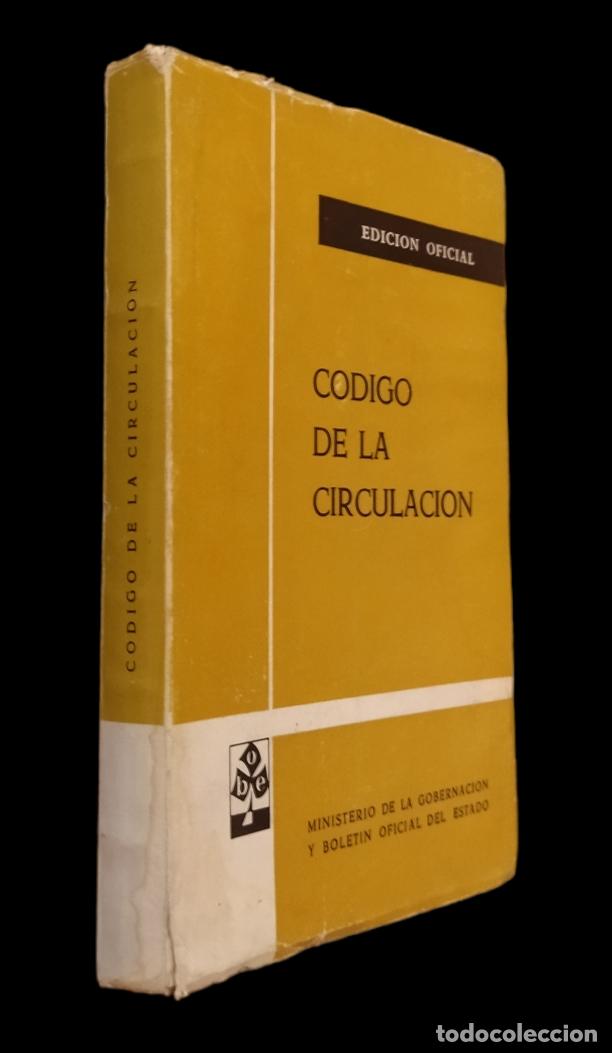 Libros de segunda mano: CODIGO DE LA CIRCULACI&Oacute;N - EDICI&Oacute;N OFICIAL 1975. - Foto 2