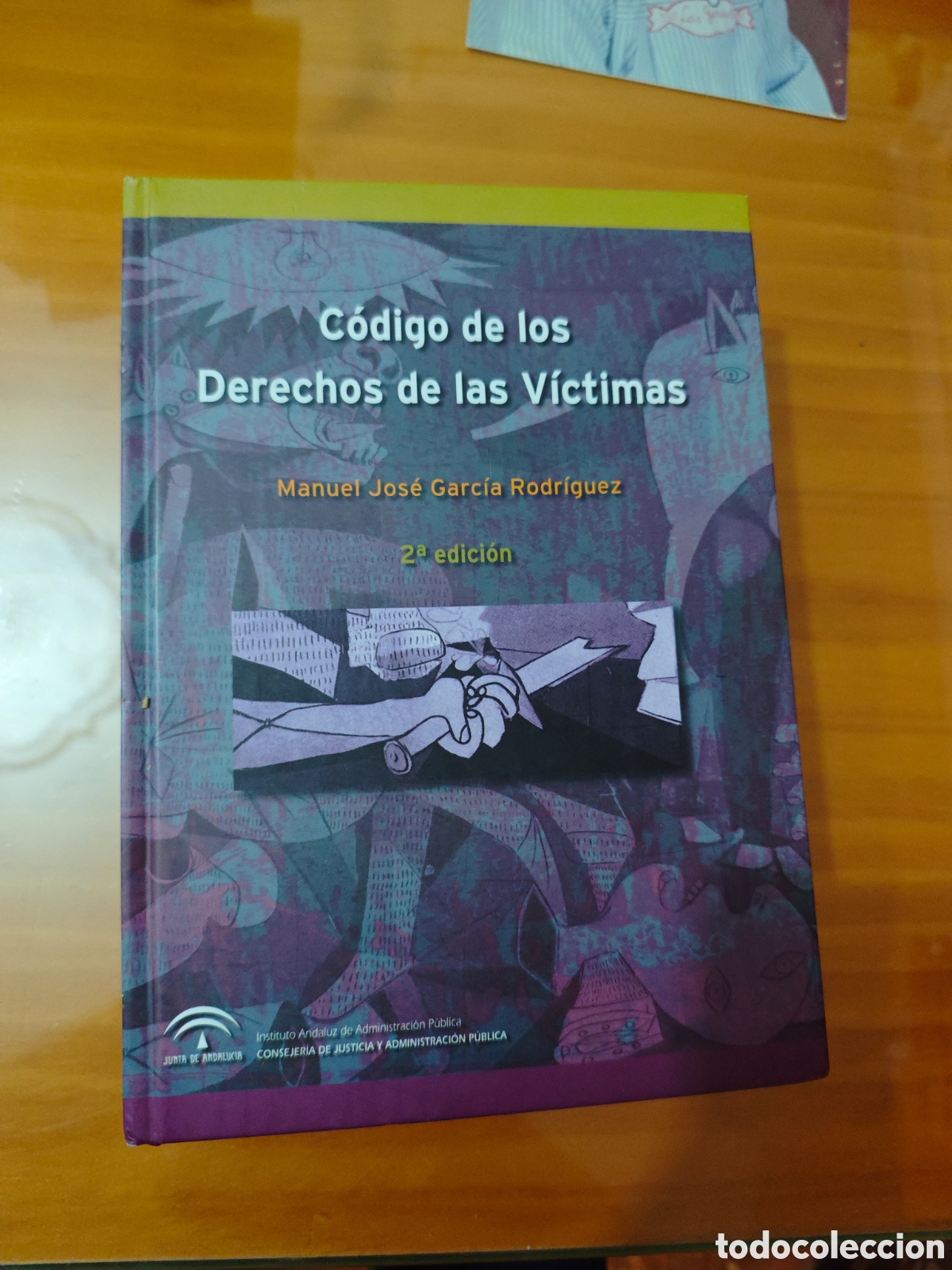 Libros de segunda mano: C&oacute;digo de los Derechos de las V&iacute;ctimas. - Foto 1