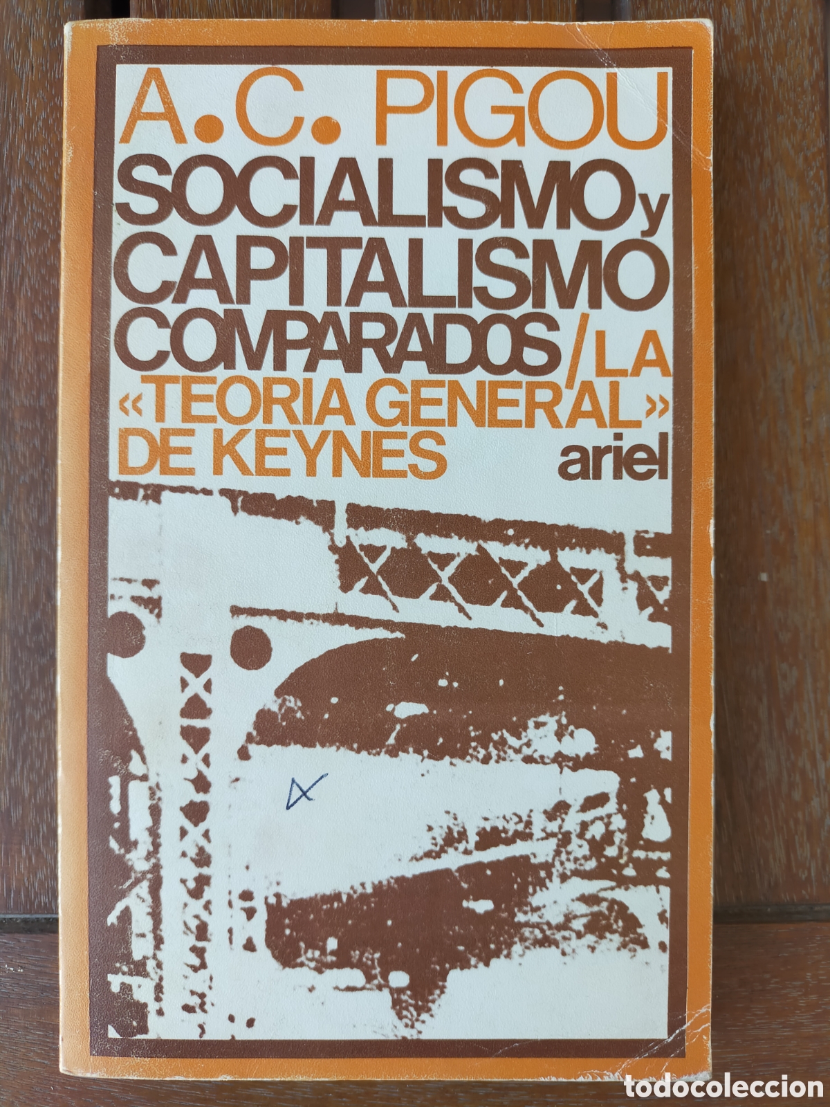 Libros de segunda mano: Socialismo y capitalismo comparados, La teor&iacute;a general de Keynes, A. C. Pigou