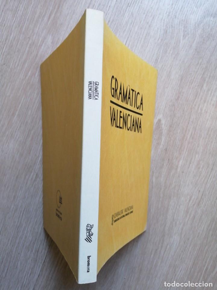 Diccionarios de segunda mano: Gram&aacute;tica valenciana. Bromera. 2004. - Foto 2