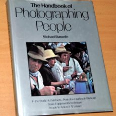 Libros de segunda mano: LIBRO EN INGLÉS DE FOTOGRAFÍA - THE HANDBOOK OF PHOTOGRAPHING PEOPLE - AÑO 1980. Lote 90636445