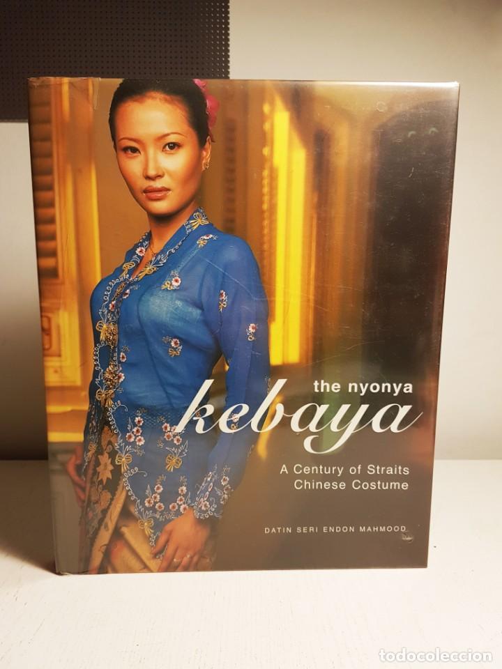 Libri di seconda mano: The Nyonya kebaya, A Century of Straits Chinese Costume by Datin Seri Endon Mahm